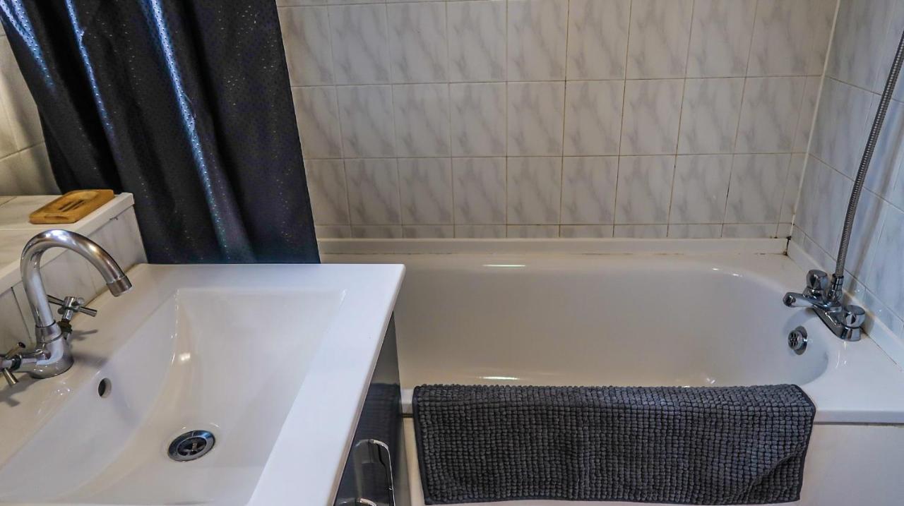Cozy Double Room - Only Room Лондон Екстериор снимка