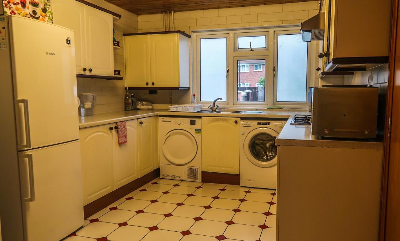 Cozy Double Room - Only Room Лондон Екстериор снимка