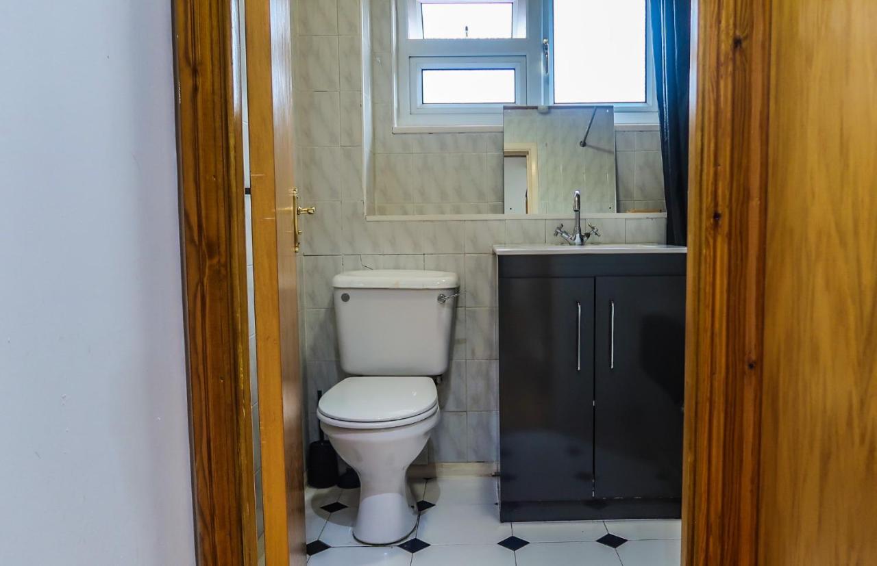 Cozy Double Room - Only Room Лондон Екстериор снимка